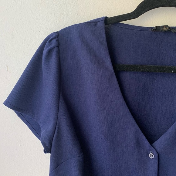 CROP BUTTON DOWN BLUE BLOUSE. FALL FASHION. - Picture 3 of 3